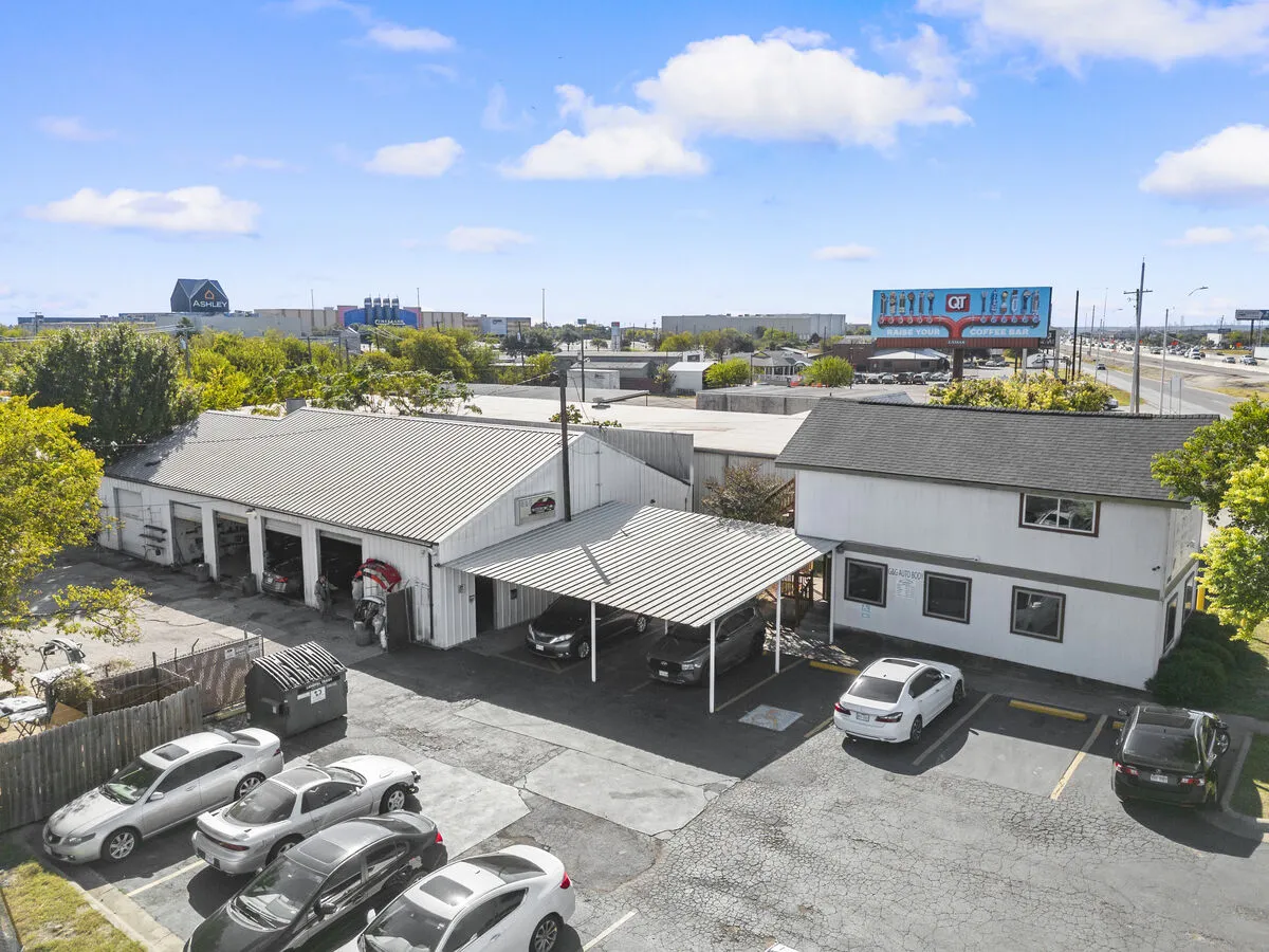 Aerial view of G&G AutoBody facility on I-35 in Pflugerville